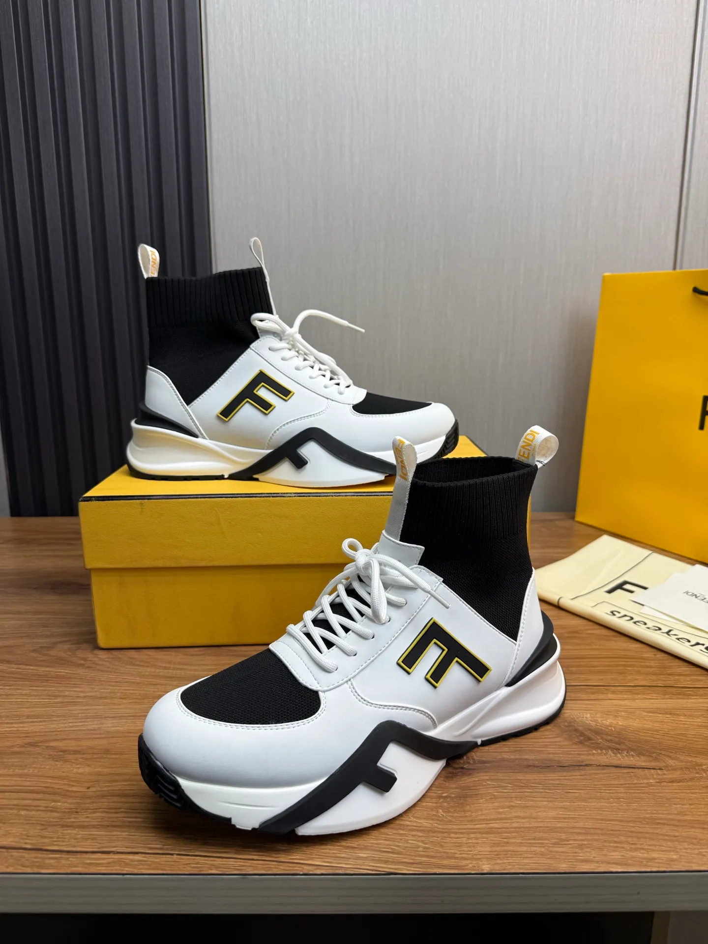 Men's men's shoes 💰560💰 Fendi [Fendi] hot style is on the market 🔥Fashionable casual men's shoes 🔱 Made of original brand fly knit fabric. Original cowhide + breathable mesh lining + sheepskin feet. Perfect shape and top quality, you deserve it 🔜Original rubber outsole, ultra-light, non-slip and wear-resistant 👣 Standard size 38-44